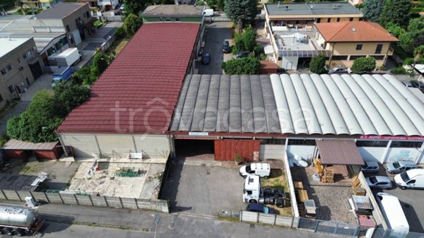 locale commerciale in affitto a Cassano d'Adda