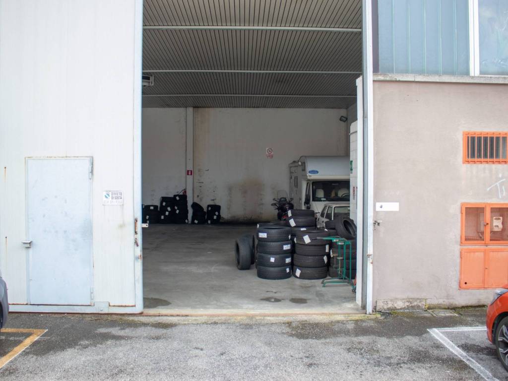locale commerciale in affitto a Cernusco sul Naviglio