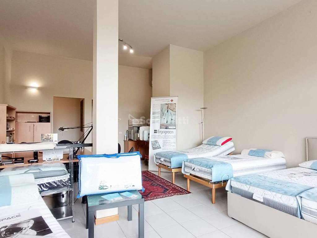 negozio in affitto a Cerro Maggiore in zona Cantalupo