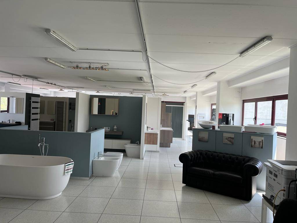 locale commerciale in affitto a Cesano Boscone