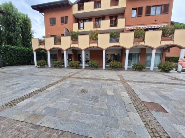 negozio in affitto a Cesano Boscone in zona Villaggio Giardino