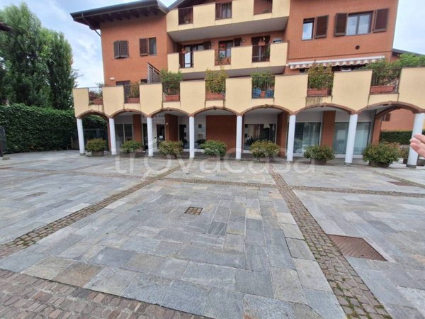 negozio in affitto a Cesano Boscone in zona Villaggio Giardino