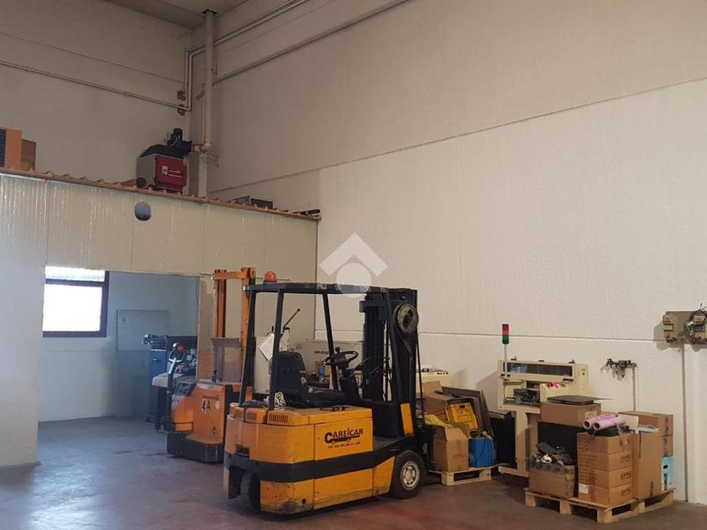 locale commerciale in affitto a Cesate