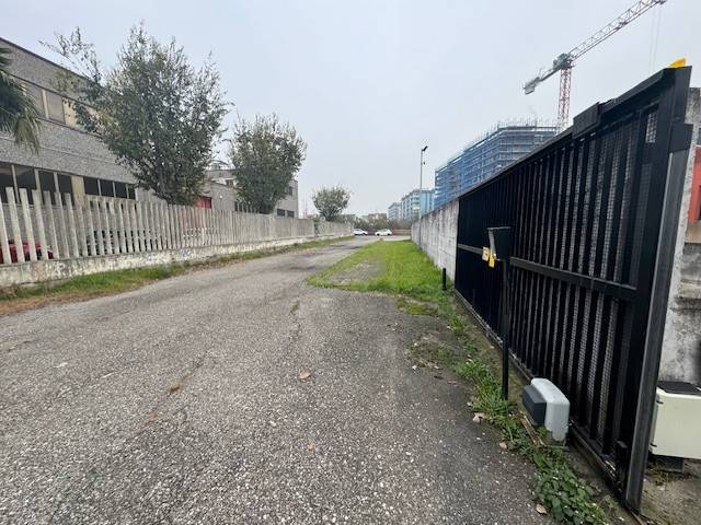 locale commerciale in affitto a Cologno Monzese in zona San Maurizio al Lambro
