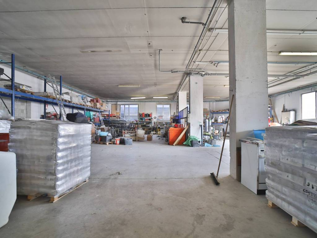 locale commerciale in affitto a Cologno Monzese in zona San Maurizio al Lambro