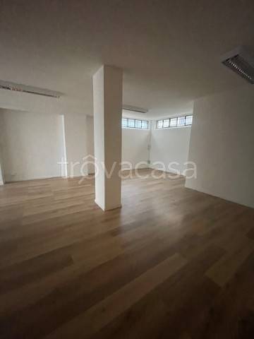 negozio in affitto a Cologno Monzese