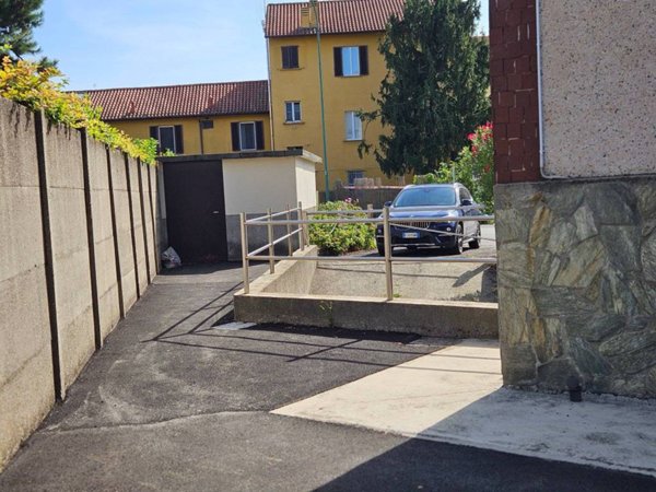 locale commerciale in affitto a Cologno Monzese in zona San Maurizio al Lambro