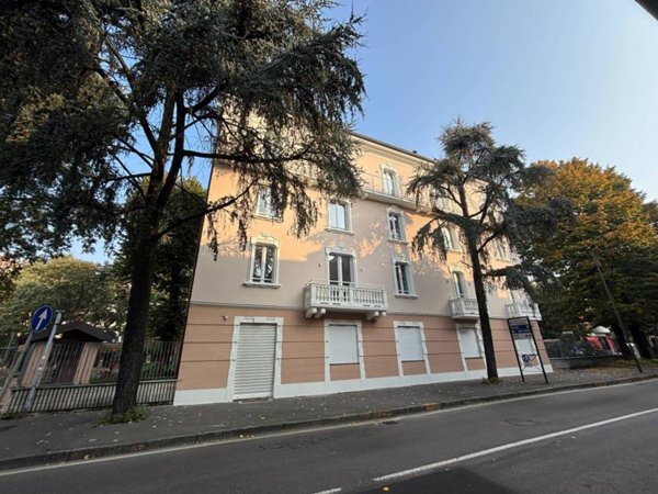 negozio in affitto a Cologno Monzese