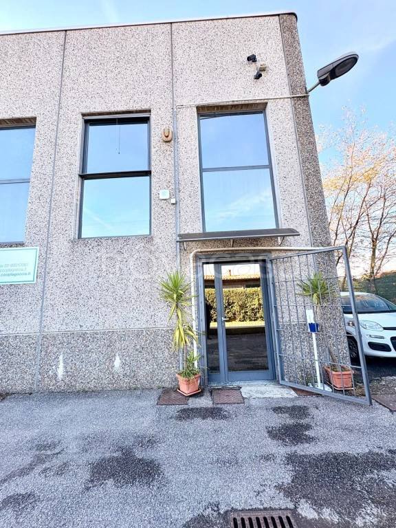 locale commerciale in affitto a Cologno Monzese