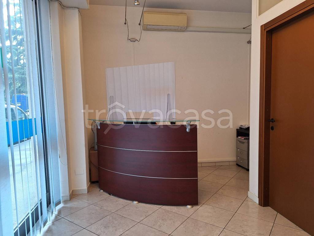 negozio in affitto a Cologno Monzese