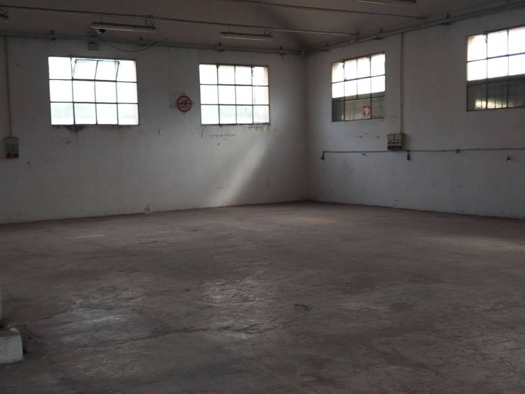 locale commerciale in affitto a Cologno Monzese in zona San Maurizio al Lambro