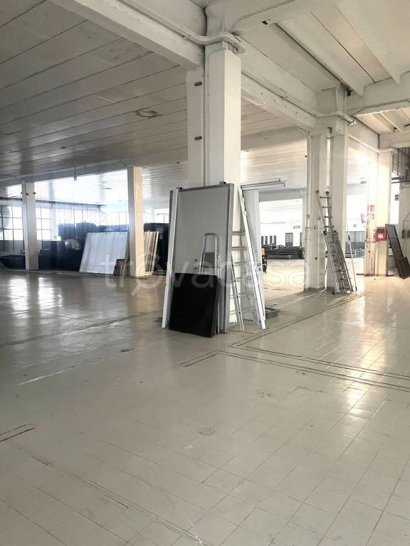 locale commerciale in affitto a Cologno Monzese in zona San Maurizio al Lambro