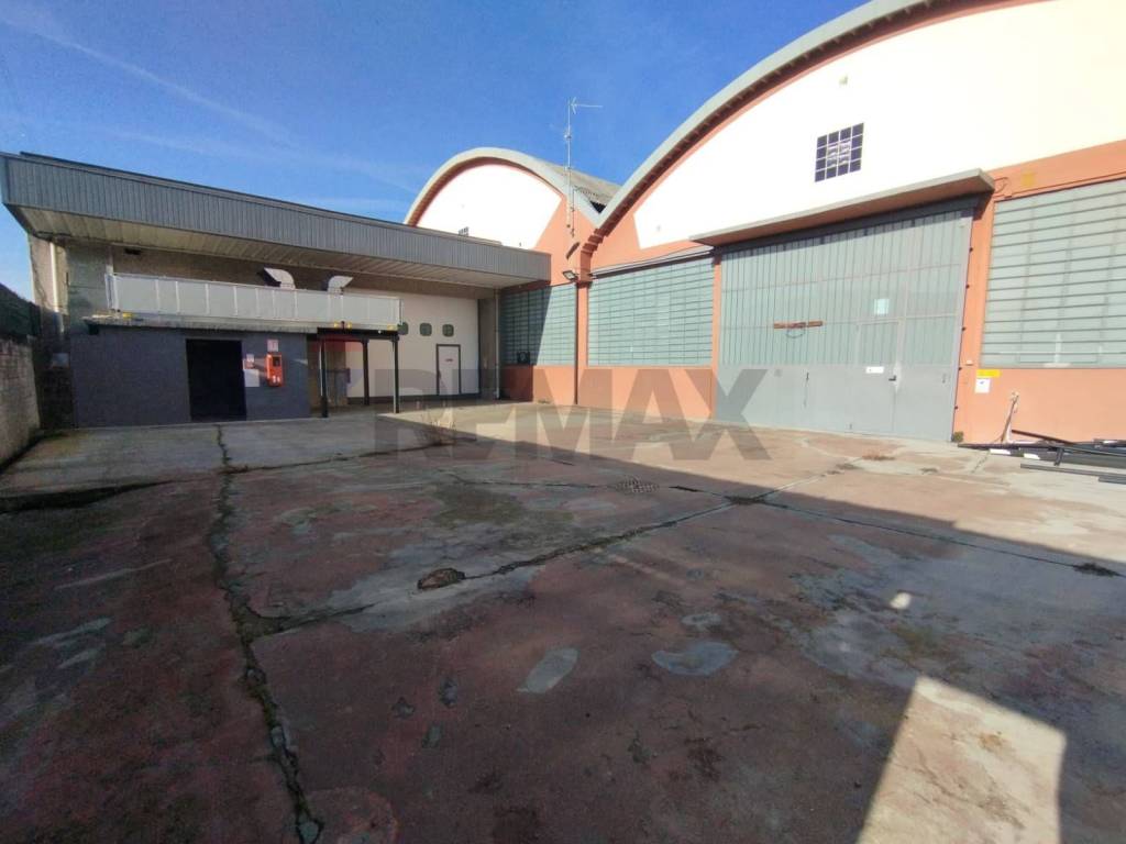 locale commerciale in affitto a Cologno Monzese in zona San Maurizio al Lambro