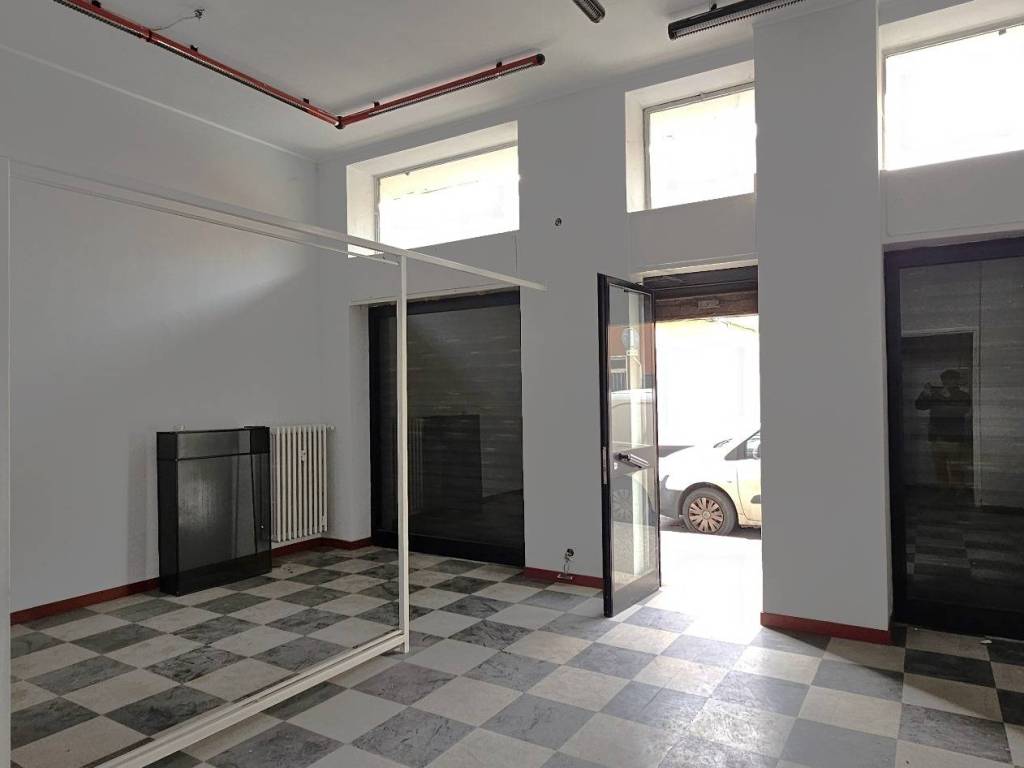 negozio in affitto a Cologno Monzese in zona San Maurizio al Lambro
