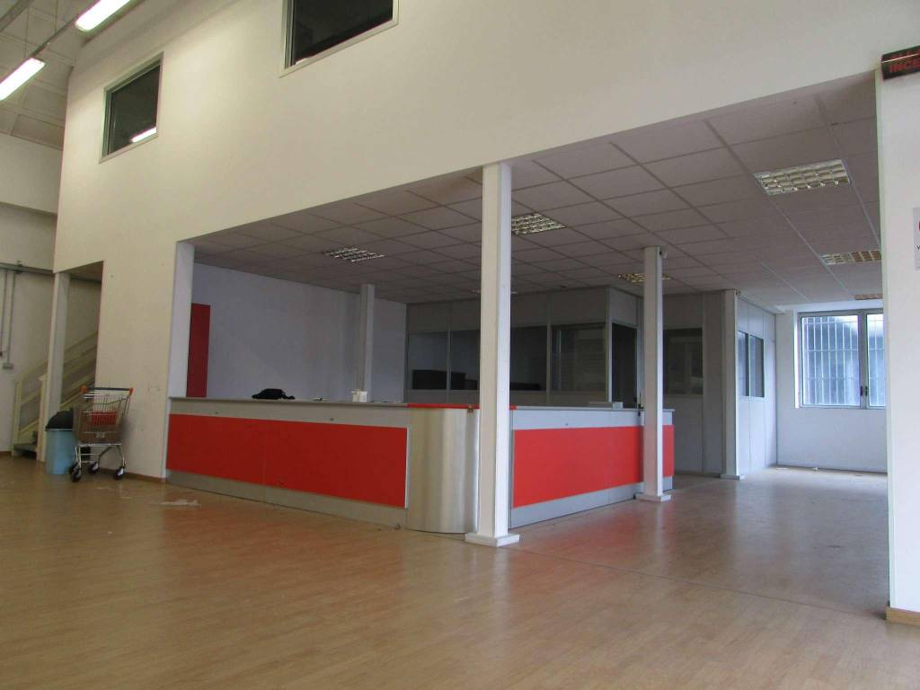 locale commerciale in affitto a Cologno Monzese