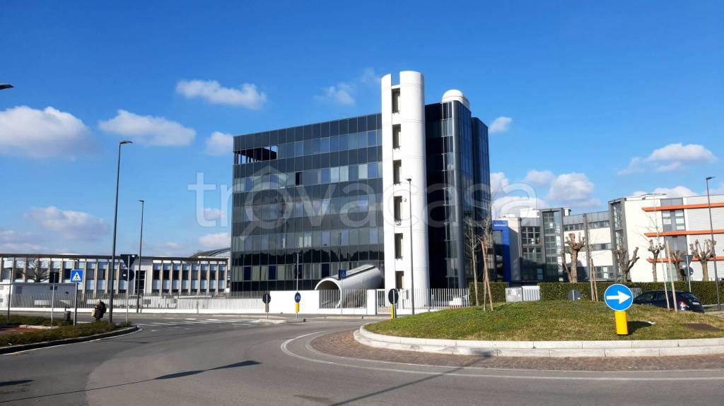 ufficio in affitto a Cologno Monzese in zona San Maurizio al Lambro