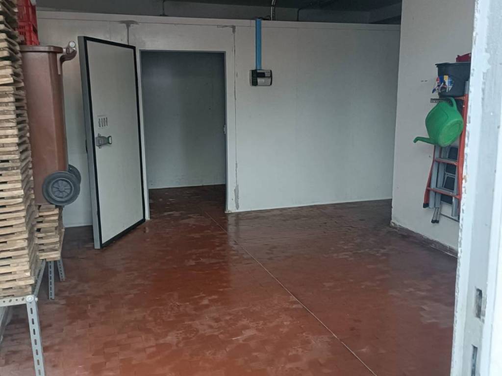 locale commerciale in affitto a Cologno Monzese in zona San Maurizio al Lambro