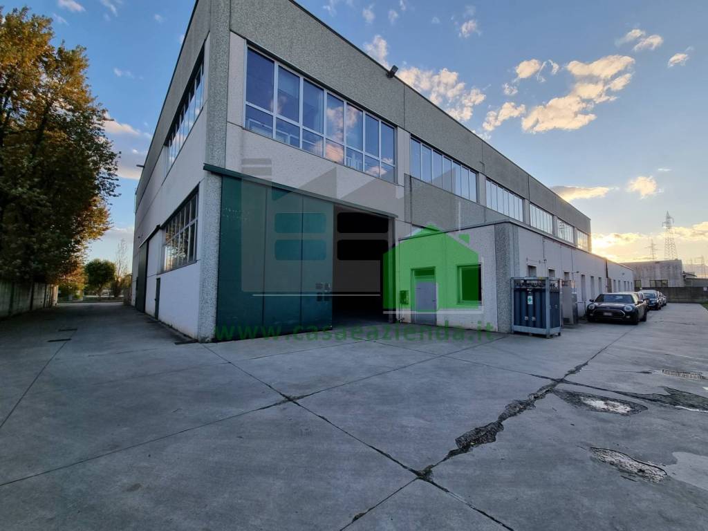 locale commerciale in affitto a Cologno Monzese in zona San Maurizio al Lambro