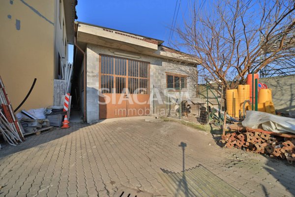 locale commerciale in affitto a Cologno Monzese