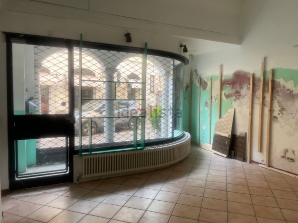 negozio in affitto a Corbetta in zona Battuello