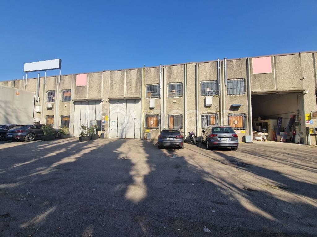 locale commerciale in affitto a Cornaredo