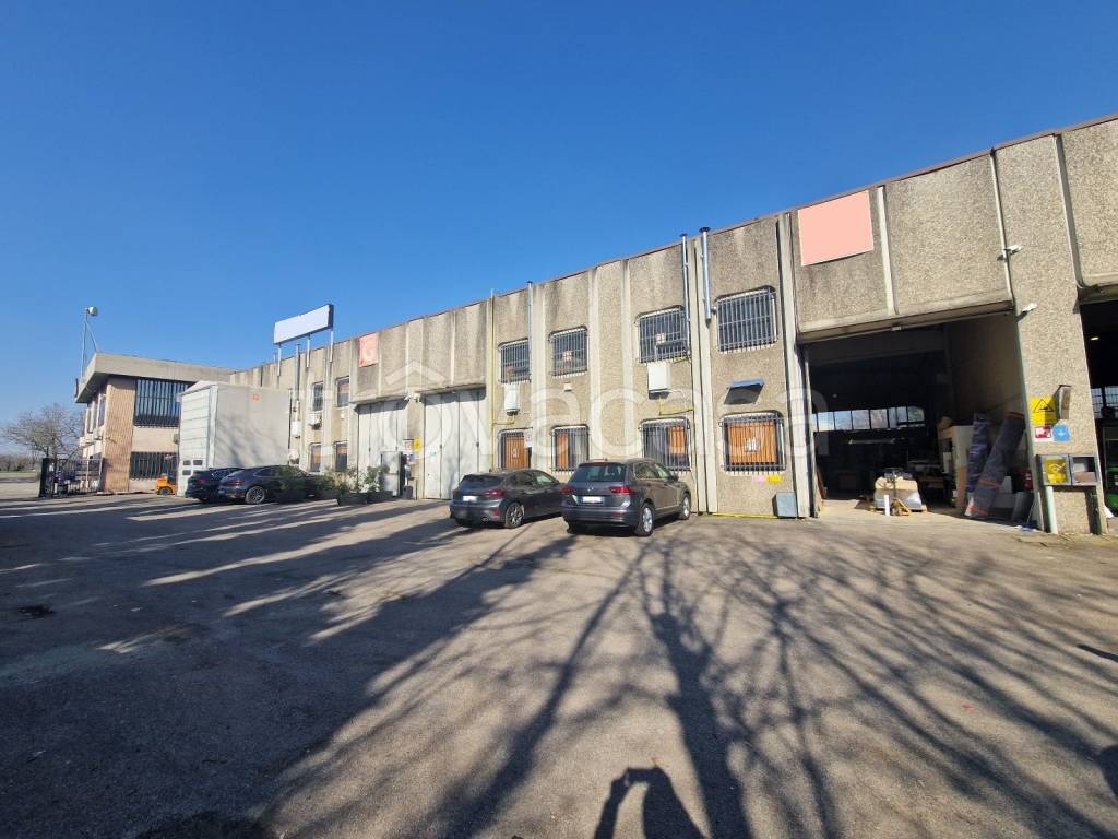 locale commerciale in affitto a Cornaredo