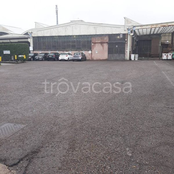 locale commerciale in affitto a Corsico