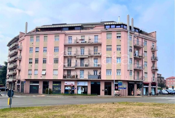 negozio in affitto a Cusano Milanino