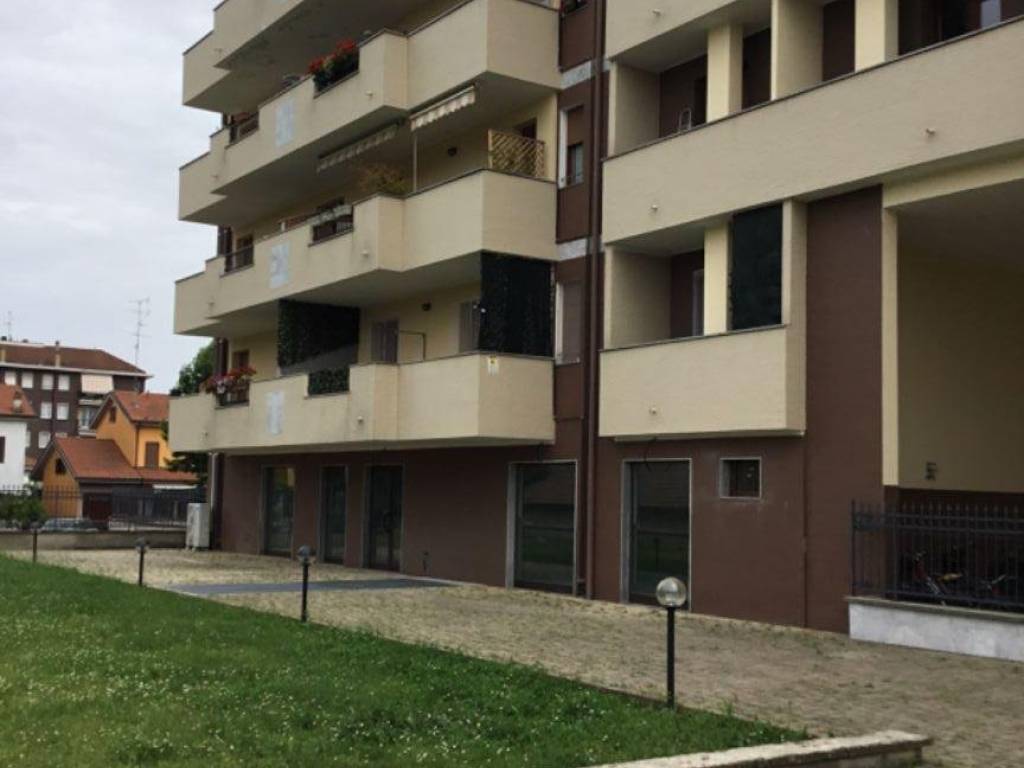 negozio in affitto a Garbagnate Milanese
