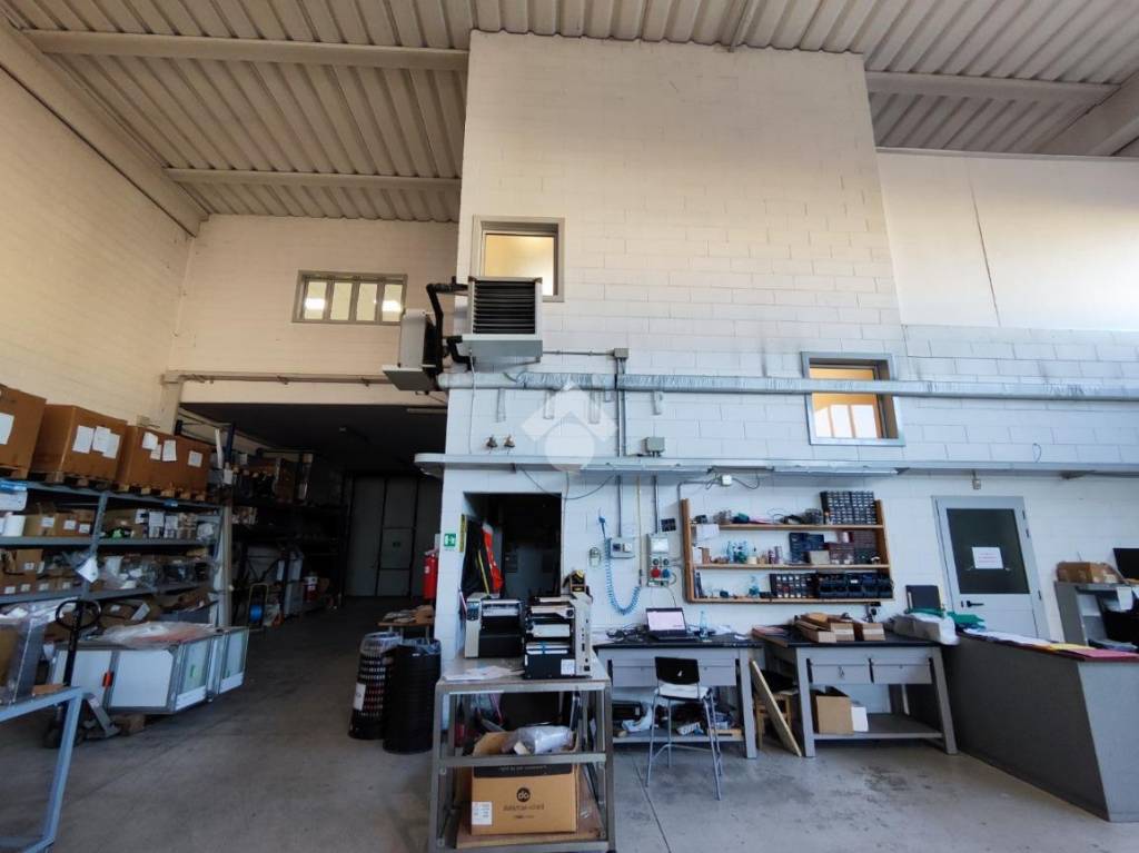 locale commerciale in affitto a Garbagnate Milanese