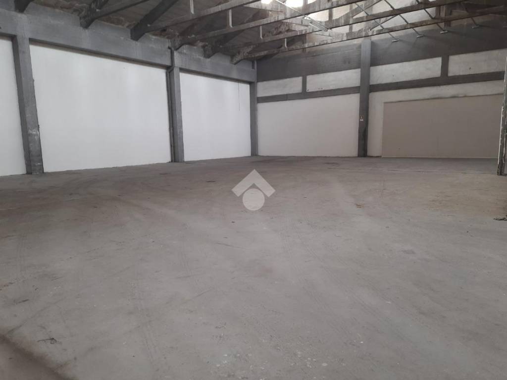 locale commerciale in affitto a Garbagnate Milanese