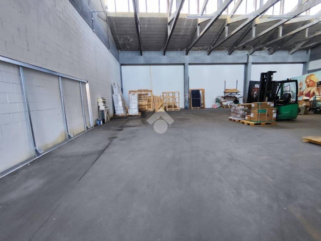 locale commerciale in affitto a Garbagnate Milanese