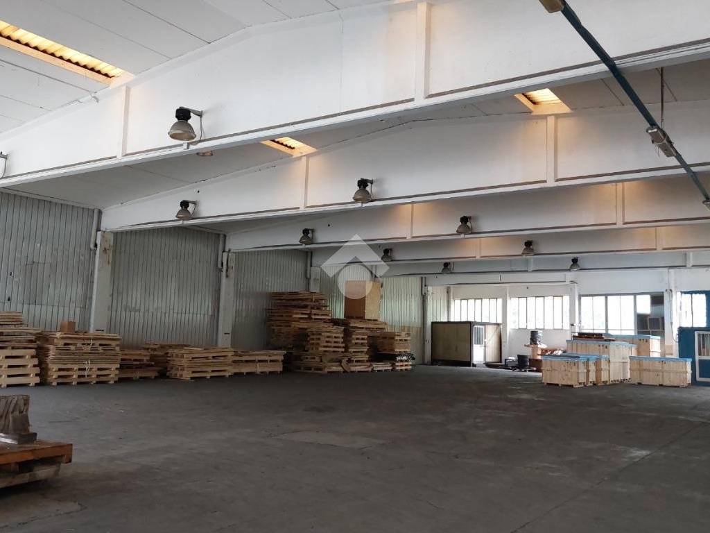 locale commerciale in affitto a Garbagnate Milanese