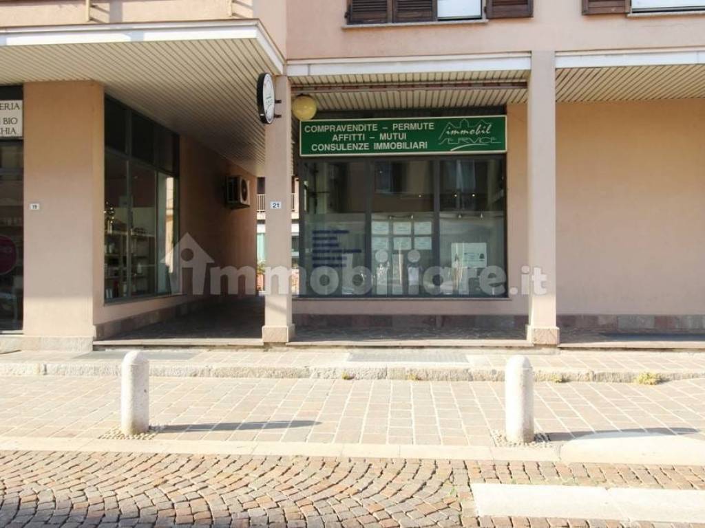 negozio in affitto a Garbagnate Milanese