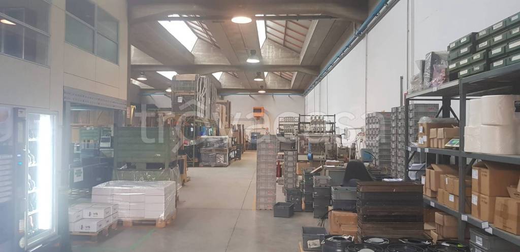 locale commerciale in affitto ad Inzago