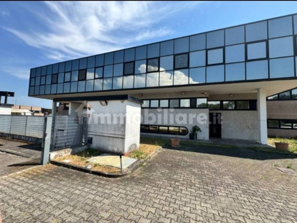 locale commerciale in affitto a Lacchiarella
