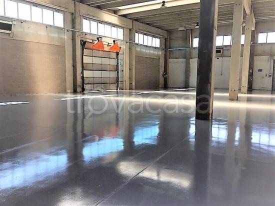 locale commerciale in affitto a Lainate