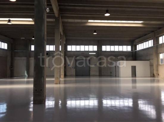 locale commerciale in affitto a Lainate