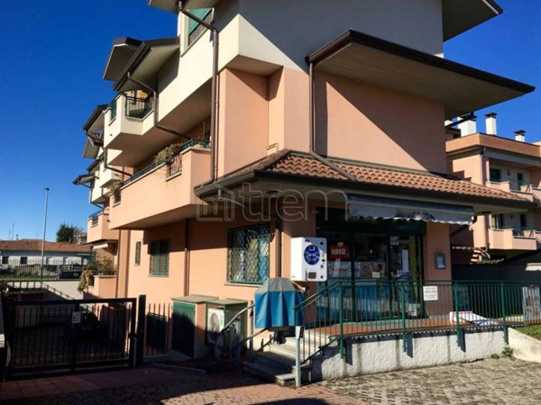 negozio in affitto a Lainate