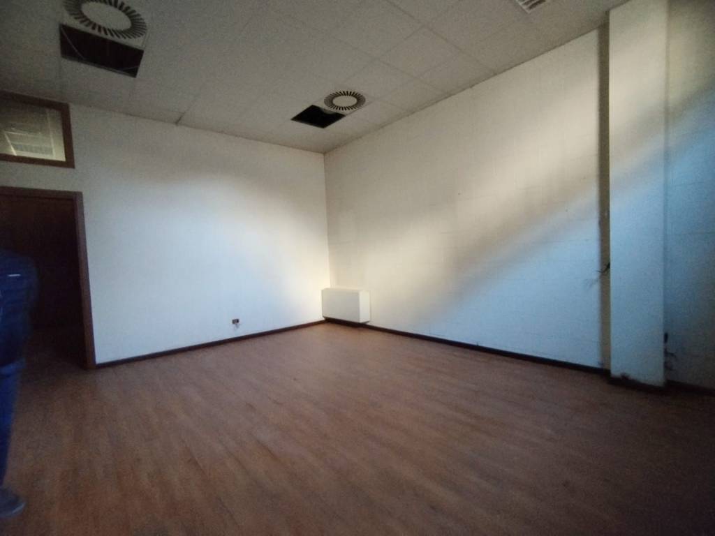 locale commerciale in affitto a Lainate