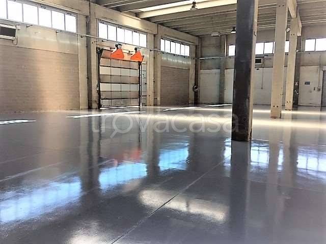 locale commerciale in affitto a Lainate