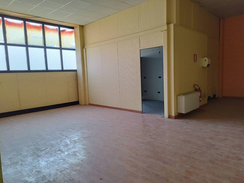 locale commerciale in affitto a Lainate