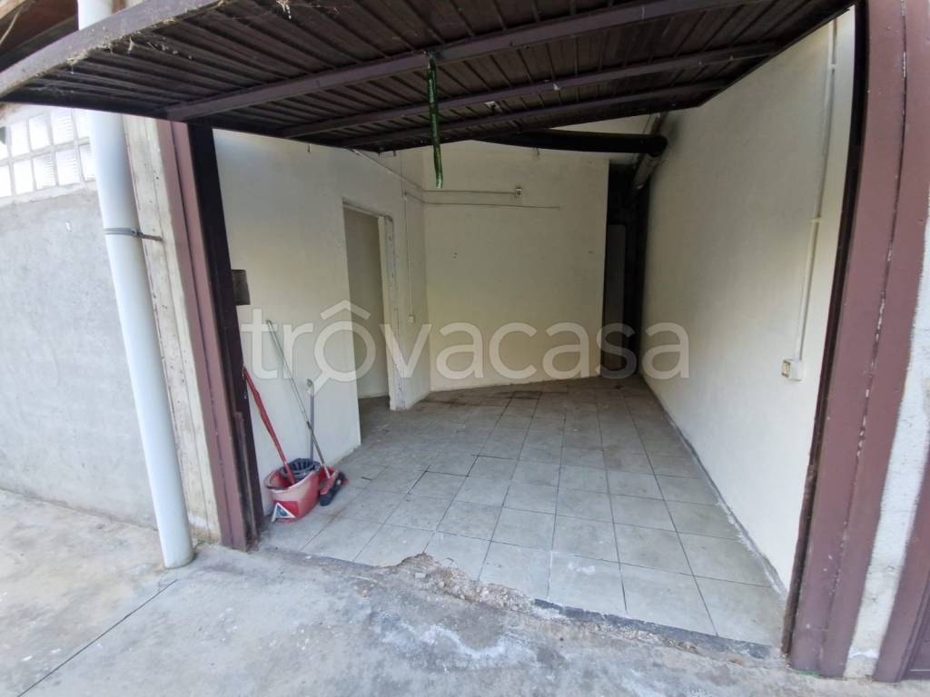 locale di sgombero in affitto a Lainate in zona Barbaiana