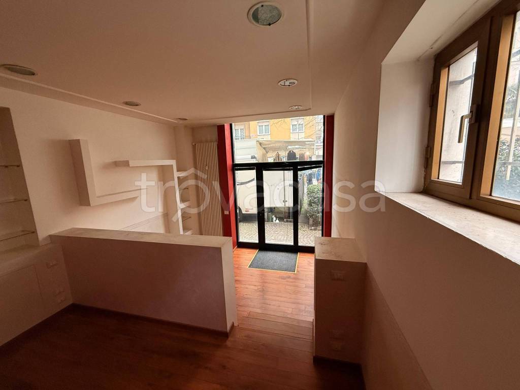 negozio in affitto a Lainate