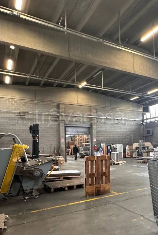 locale commerciale in affitto a Lainate