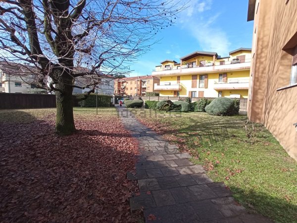 appartamento in affitto a Lainate in zona Barbaiana