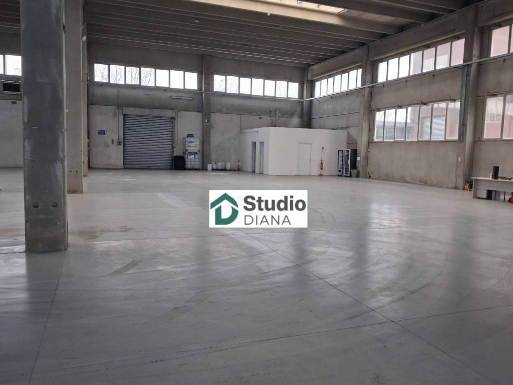 locale commerciale in affitto a Lainate