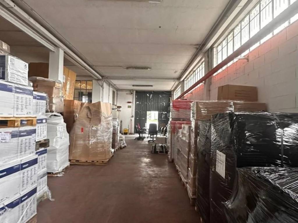 locale commerciale in affitto a Lainate