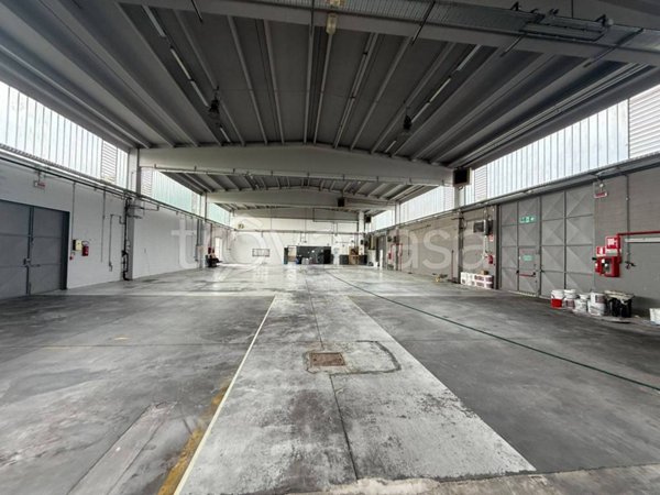 locale commerciale in affitto a Lainate