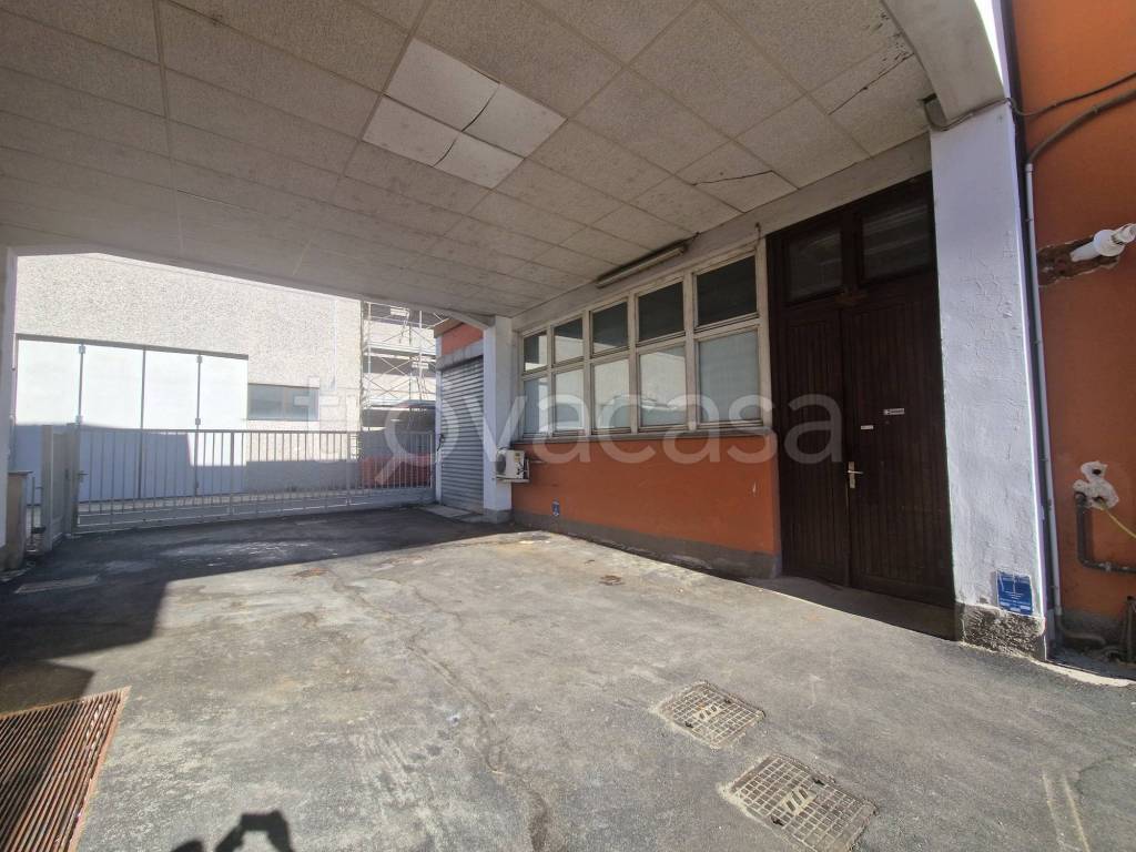 locale commerciale in affitto a Lainate in zona Barbaiana